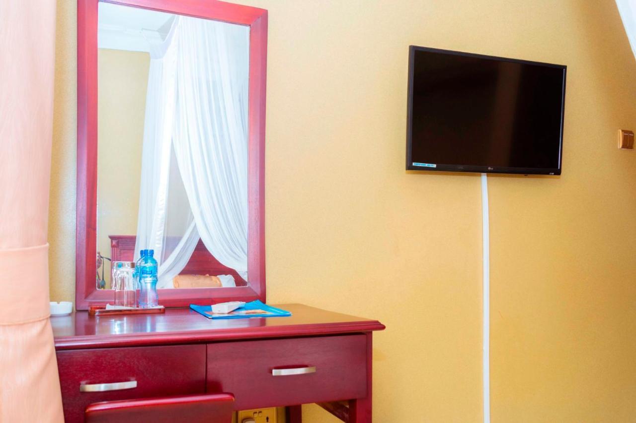 Sapphire Hotel Entebbe Kigo Kajansi ภายนอก รูปภาพ