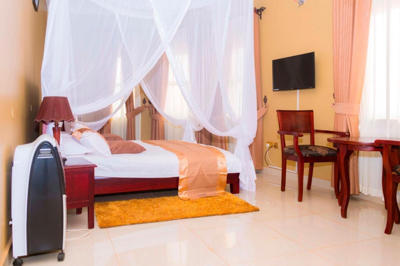 Sapphire Hotel Entebbe Kigo Kajansi ภายนอก รูปภาพ