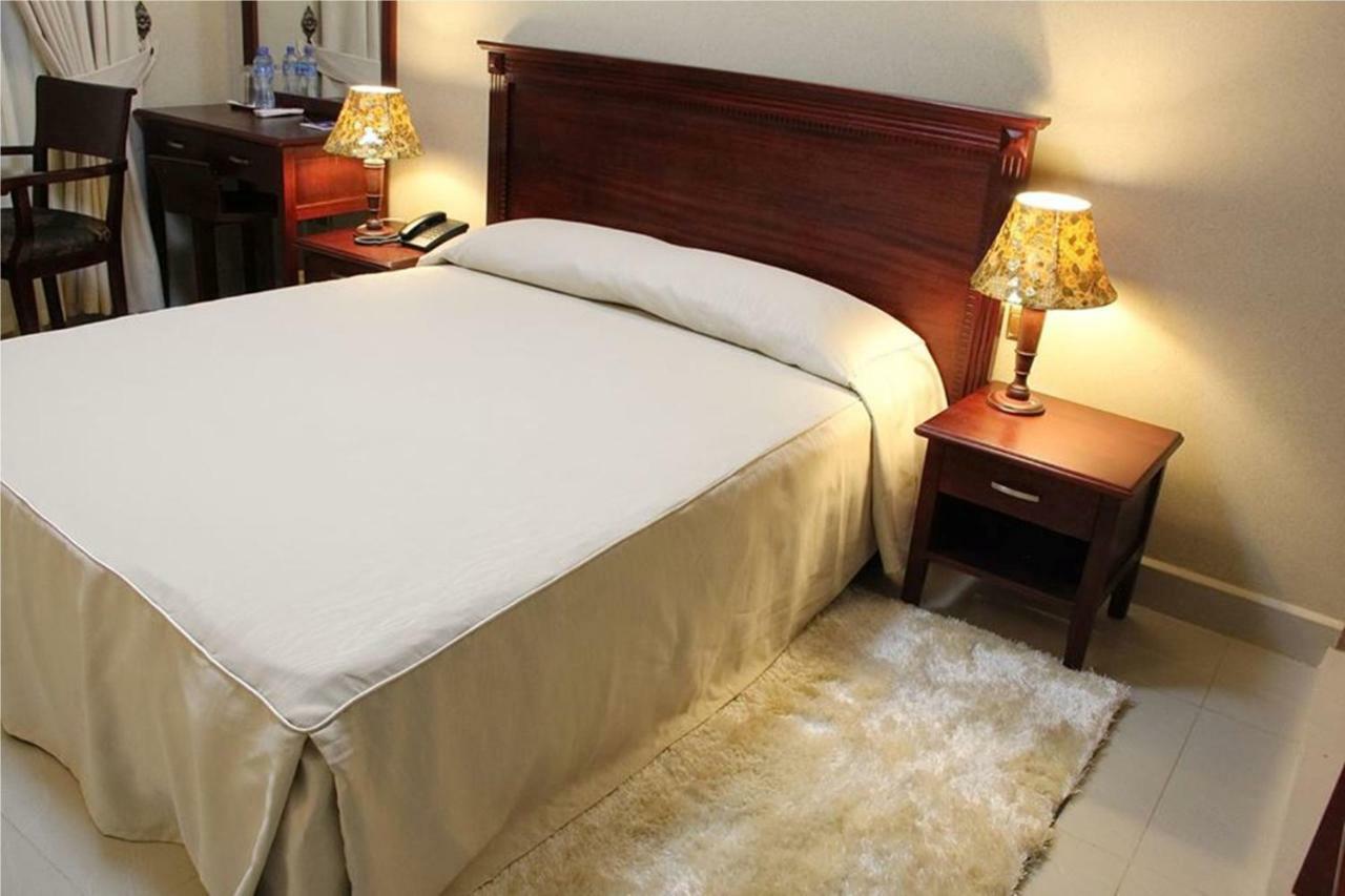 Sapphire Hotel Entebbe Kigo Kajansi ภายนอก รูปภาพ