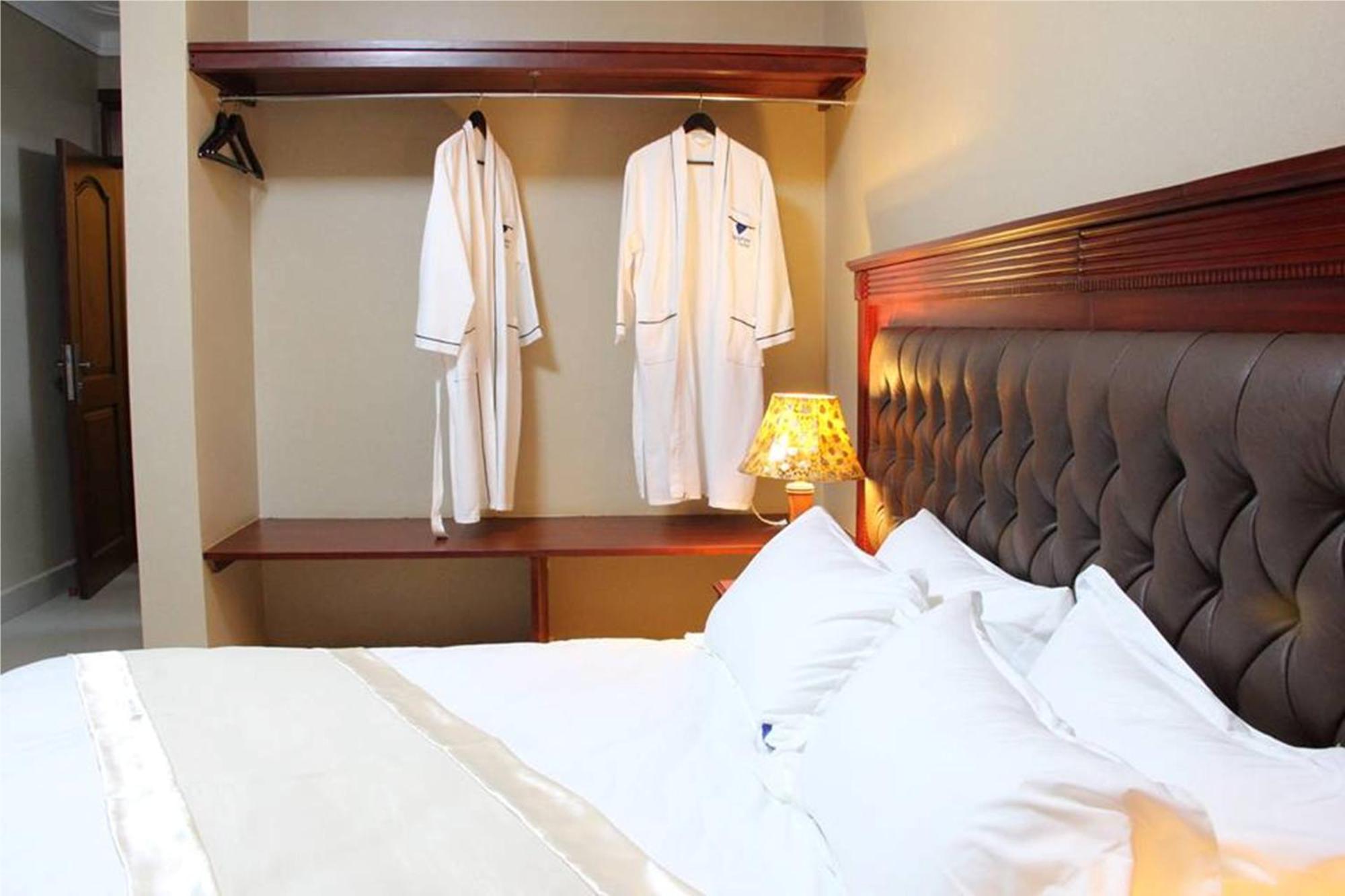 Sapphire Hotel Entebbe Kigo Kajansi ภายนอก รูปภาพ