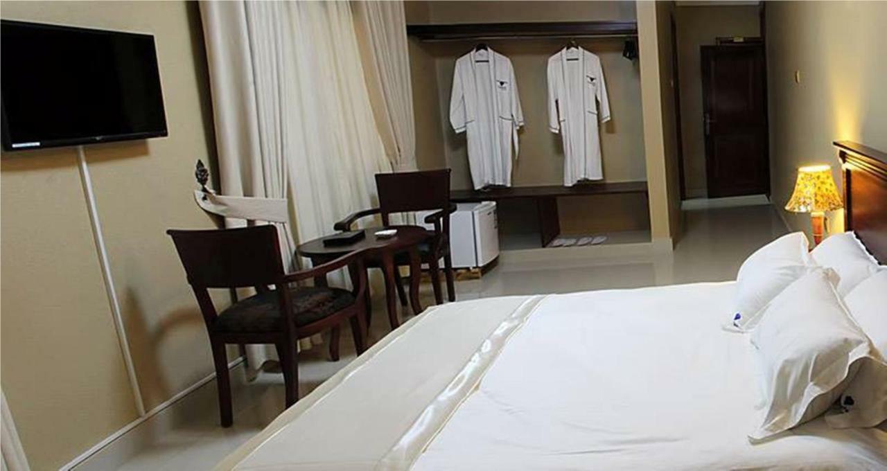 Sapphire Hotel Entebbe Kigo Kajansi ภายนอก รูปภาพ